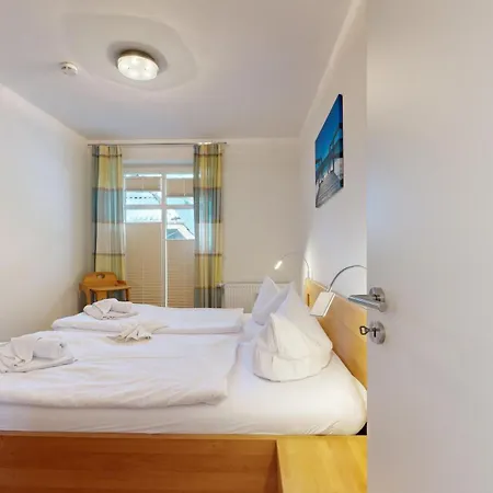 Strandnahe Fewos Mit 2 Schlafzimmern Und Terrasse Oder Balkon, Caspar David, Apartment