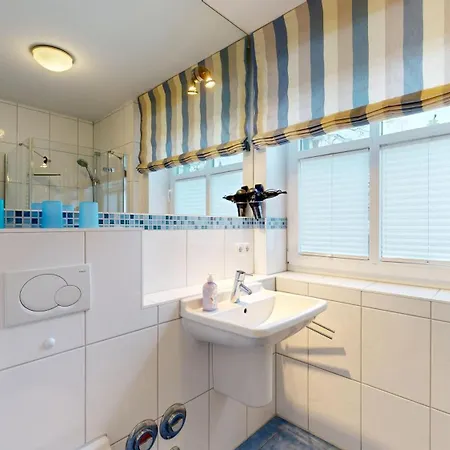 Strandnahe Fewos Mit 2 Schlafzimmern Und Terrasse Oder Balkon, Caspar David, Apartment